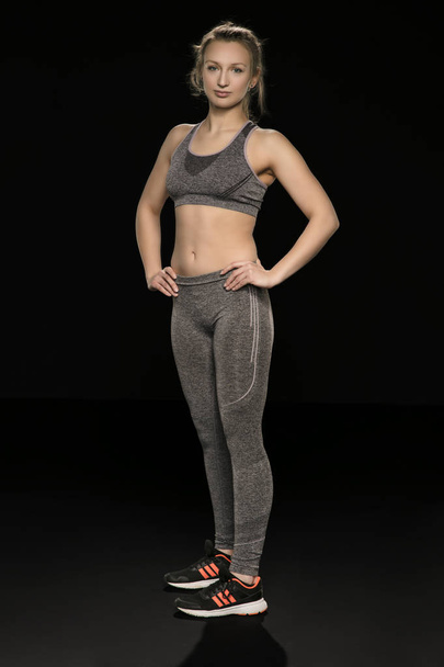 athletic woman shows her beautiful body - Фото, зображення