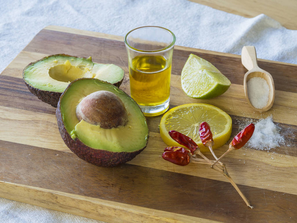 Гуакамоле інгредієнти наполовину стиглий авокадо лайм лимонна сіль в гуті
 - Фото, зображення