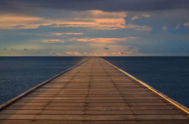 Stary Most drewna do morza z pochmurnego nieba - Zdjęcie, obraz