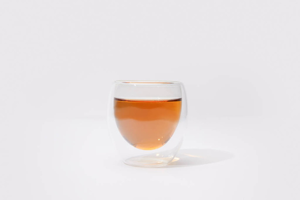 vue rapprochée de tasse en verre avec thé chaud frais sur gris
 - Photo, image