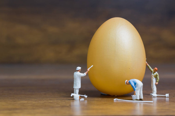 Pessoas em miniatura: Pintor está pintando ovos de Páscoa
 - Foto, Imagem