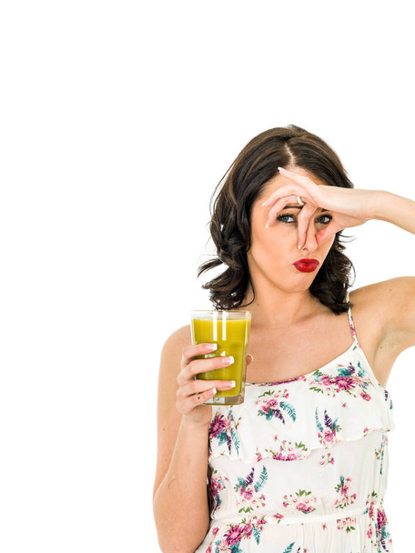 Holding egy pohár egy friss gyümölcs turmix mutatja neki ellenszenv nő - Fotó, kép