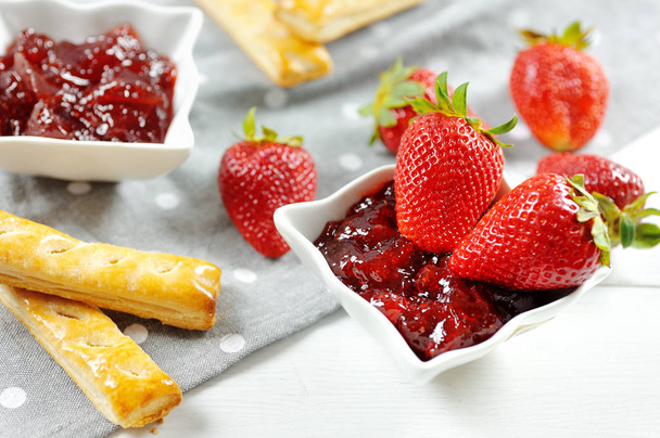 Erdbeerobst und Marmelade und Blätterteigkekse - Foto, Bild