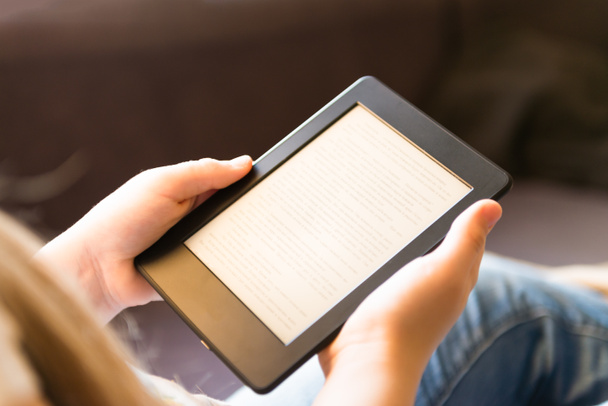 Το κορίτσι ανάγνωση ebook σε ψηφιακή δισκίο συσκευή - Φωτογραφία, εικόνα