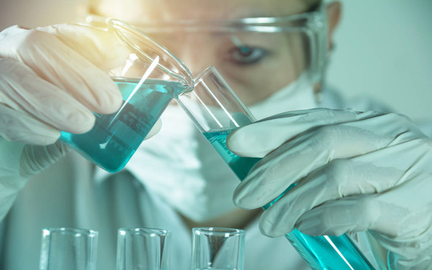 Chercheur avec tubes à essai chimiques de laboratoire en verre avec liquide pour le concept de recherche analytique, médicale, pharmaceutique et scientifique. - Photo, image