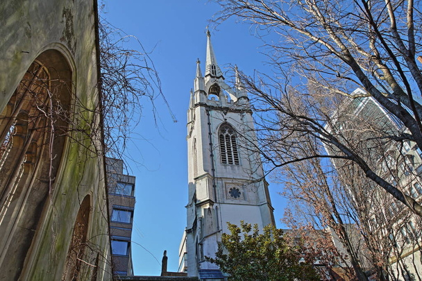 St Dunstan in the East Church Garden with 20 Fenchurch Street (Walkie Talkie) in the background in the financial district of the City of London, London, UK - Photo, Image