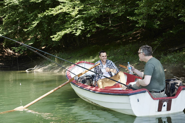 Neşeli erkekler bir göl kenarında Balık tutma - Fotoğraf, Görsel