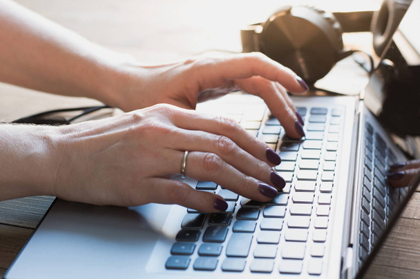 Female hands typing on laptop. - Foto, imagen