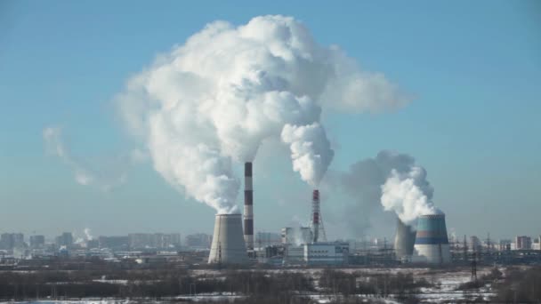 Blick auf rauchende Schornsteine des Wärmekraftwerks - Filmmaterial, Video