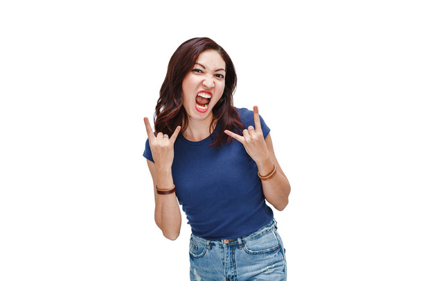 Cool chica joven mostrando el signo de rock de los cuernos en el estudio
 - Foto, imagen
