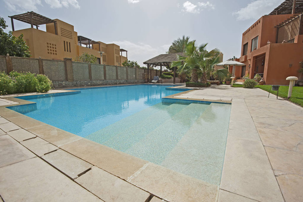 Swimmingpool und Außenbereich einer tropischen Luxusvilla - Foto, Bild