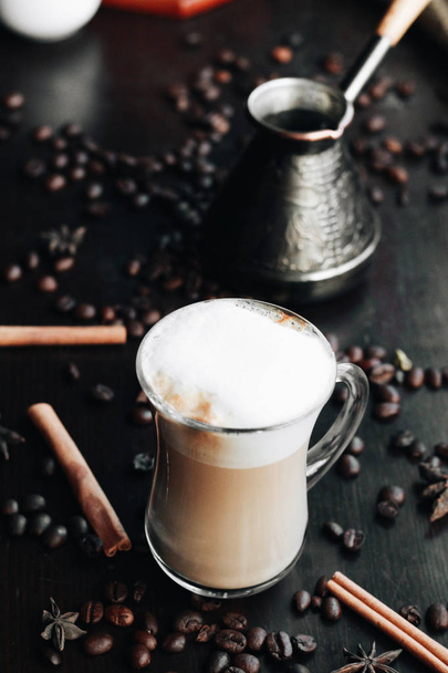 lezzetli kahve siyah masada kahve fincan - Fotoğraf, Görsel