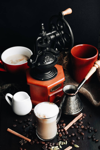 tasse de délicieux café latte sur table noire
 - Photo, image