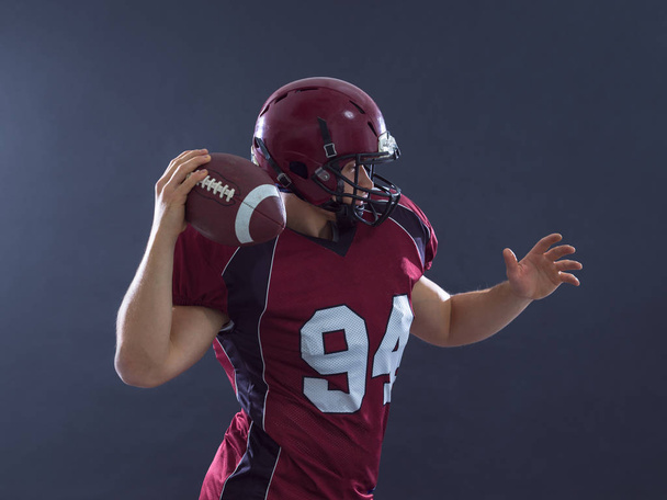 american football player throwing ball - Foto, afbeelding