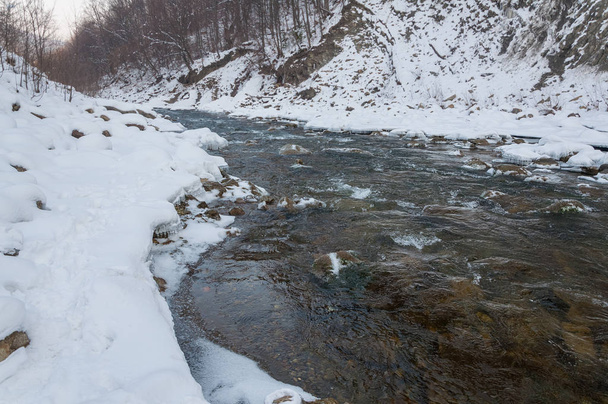 Χειμωνιάτικο τοπίο. Ορεινό ποτάμι ρέει από τα βράχια. Ποτάμι βουνό και χιόνι - Φωτογραφία, εικόνα