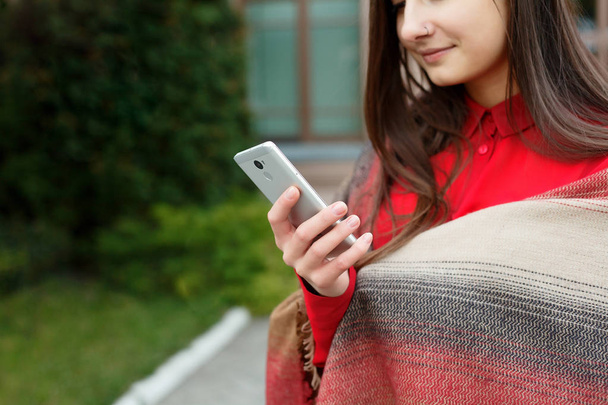 Красива жінка, використовуючи додаток технологій смартфона на міських вулицях
 - Фото, зображення