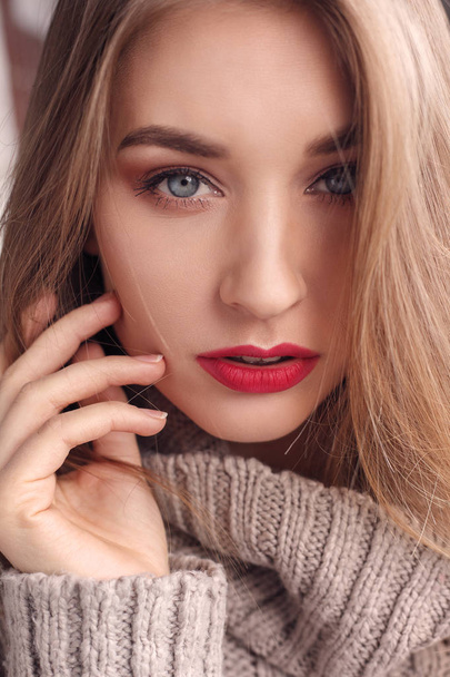 Close-up of a beautiful women her red lips - Foto, afbeelding