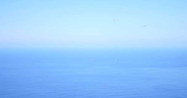 Laskuvarjohyppääjät lentää hämmästyttävä ranta meri maisema, varjoliito aurinkoisena kesäpäivänä yli trooppinen saari, seikkailu äärimmäinen urheilu
  - Materiaali, video