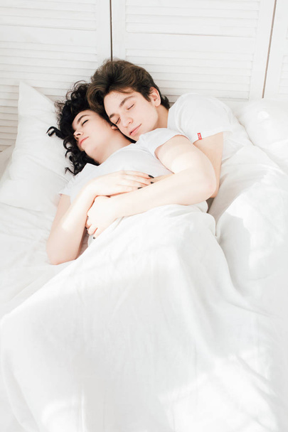 Coppia innamorata dorme coccolandosi a letto
  - Foto, immagini