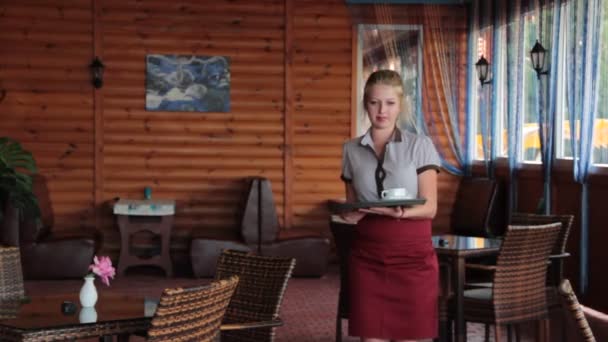 meisje serveerster met lade zomer in café - Video