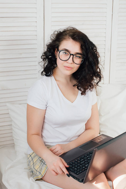 Girl in bed working on a laptop - Fotografie, Obrázek