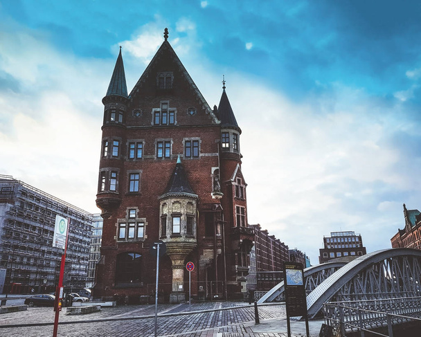 Типичный фасад в Гамбурге / Германия. Здание в районе Шерри в дождливую погоду, Гамбург, Германия. Осмотр достопримечательностей Гамбурга
 - Фото, изображение