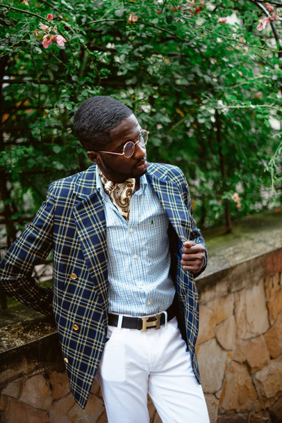Confident young African man  in a stylish suit  on city street - Foto, Bild