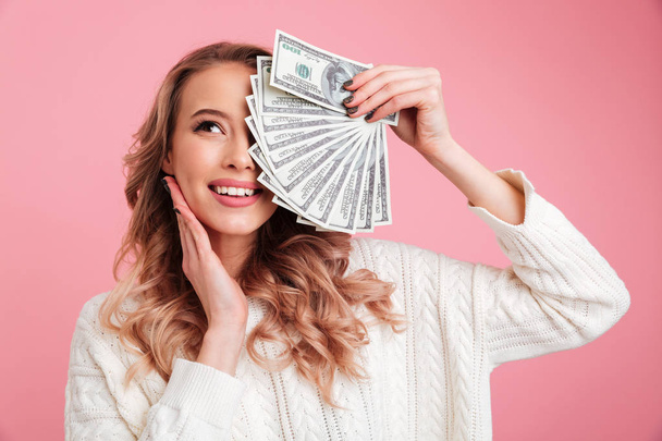 boldog fiatal nő kezében pénz. - Fotó, kép