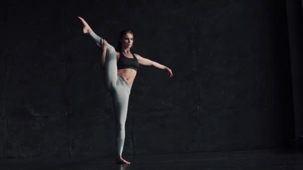 yoga. the girl do the splits. - Footage, Video