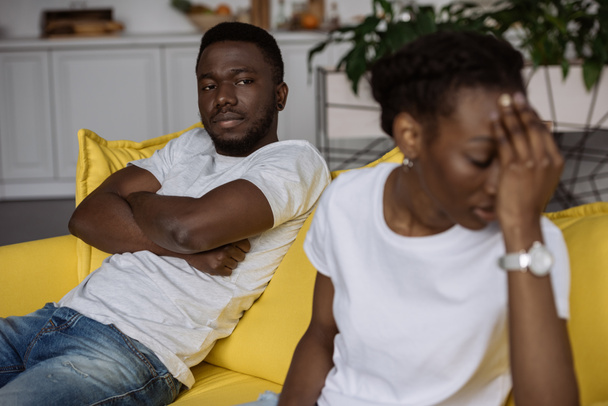 jonge Afrikaanse Amerikaanse echtpaar ruzie thuis - Foto, afbeelding