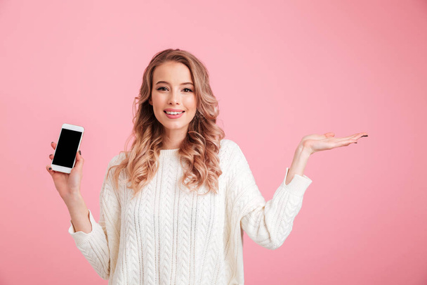 Cheerful woman showing display of mobile phone. - Foto, Imagem