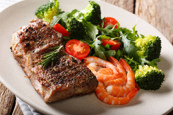 Beef steak with prawns and broccoli, tomatoes, arugula closeup o - Photo, Image