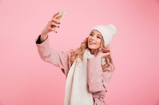 Cheerful woman take a selfie by mobile phone. - Foto, afbeelding