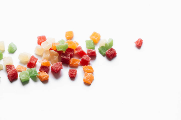 pila de dulces frutas confitadas coloridas aisladas sobre fondo blanco
  - Foto, Imagen