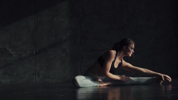 Mädchen beim Stretching auf einer Schnur sitzend. Turner zum Training. attraktive junge Frau in Sportbekleidung betreibt Yoga. - Filmmaterial, Video