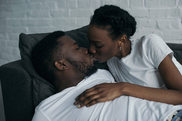 bela feliz jovem Africano casal americano beijando em casa
 - Foto, Imagem