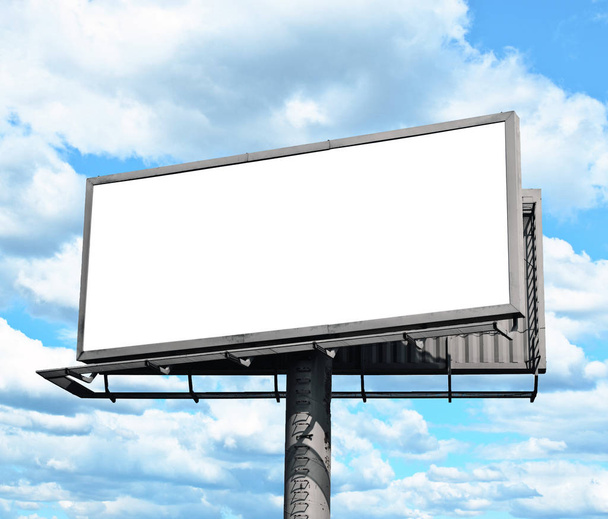 Пустой рекламный щит и голубое небо
 - Фото, изображение