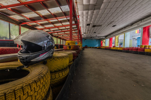 casco y neumáticos en pista de kart
 - Foto, Imagen