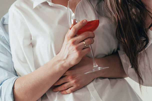 Una giovane coppia con vino rosato abbracciato
 - Foto, immagini