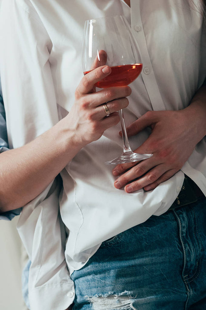 Egy fiatal pár átfogó és bort iszik - Fotó, kép