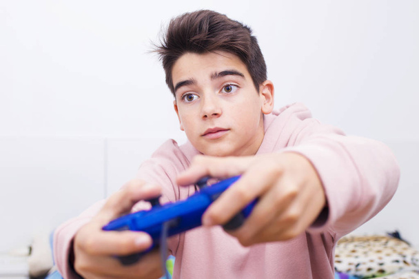 παιδί που παίζει με το joystick του παιχνιδιού - Φωτογραφία, εικόνα