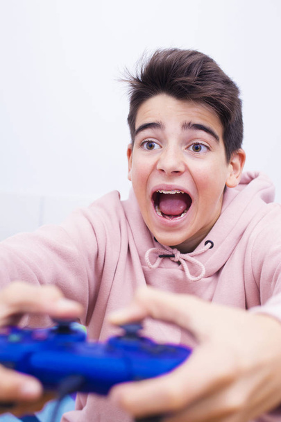 παιδί που παίζει με το joystick του παιχνιδιού - Φωτογραφία, εικόνα