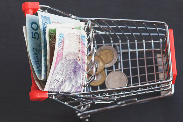 Zloty polonês no carrinho de compras, fundo foco suave
 - Foto, Imagem