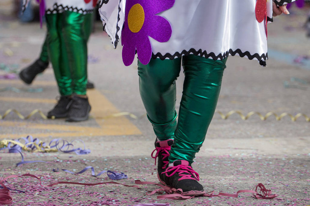 Värikkään karnevaalin (karnevaali) paraatifestivaalin naispuolisen osanottajan jalat
 - Valokuva, kuva