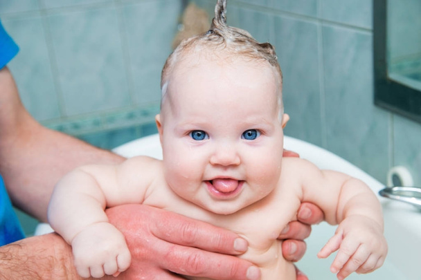浴槽に面白い赤ちゃんの入浴. - 写真・画像