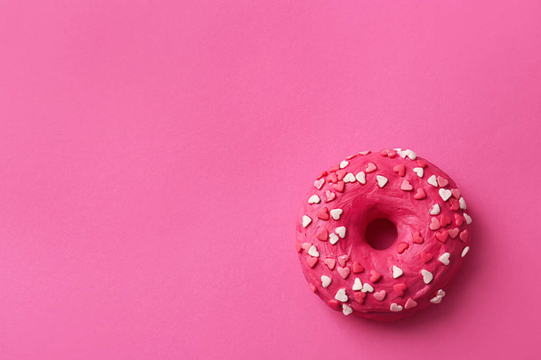 Delicious donut on color background - Foto, immagini