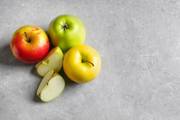 Tasty ripe apples on table - Foto, Imagen