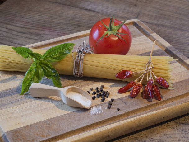 Σπαγγέτι πεπερόνι συστατικό στην ξύλινη σανίδα κόκκινο και - Φωτογραφία, εικόνα