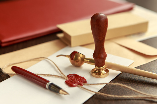 公証人のペンと遺言書と遺言書のスタンプ。公の道具 - 写真・画像