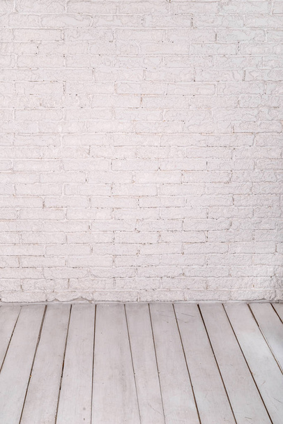 λευκή πέτρα και τούβλο τοίχο και ελαφρύ ξύλινο πάτωμα για σχεδιασμό - Φωτογραφία, εικόνα